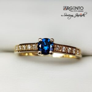 pierścionek z niebieskim diamentem