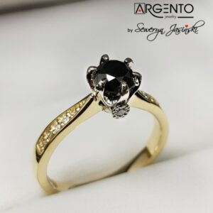 pierścionek z czarnym diamentem